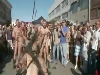 Público plaza com despojado homens prepared para selvagem coarse violento homossexual grupo adulto filme