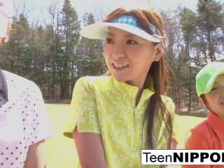 جميل الآسيوية في سن المراهقة الفتيات لعب ل لعبة من قطاع الجولف: عالية الوضوح الثلاثون قصاصة 0e