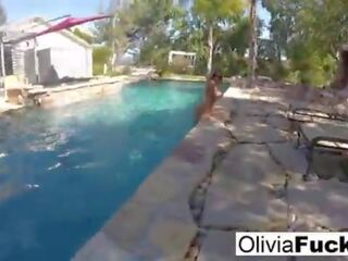 Olivia austin v na bazen