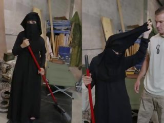 Tour of saalis - muslimi nainen sweeping lattia saa noticed mukaan kova ylös amerikkalainen sotilas