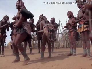 Afričan himba ženy tanec a houpačka jejich saggy kozičky kolem