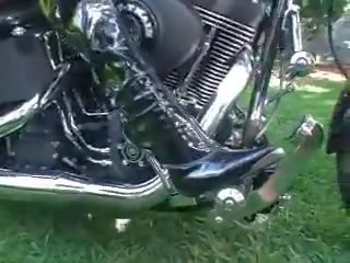 2 meninas revving motorcycle em botas, grátis adulto filme ee