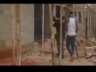 Africké nigerian geto chlapci skupinové trtkanie a panenský / prvý časť