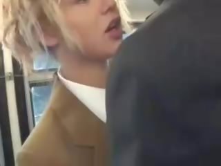 Blondinė cutie žįsti azijietiškas striplings varpa apie as autobusas