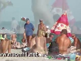 Naomi1 drkanje a mlada mladostnik na a javno plaža
