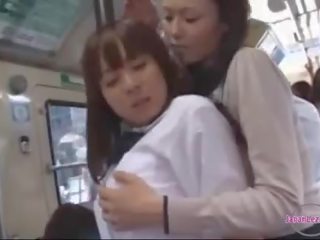 Tenåring får henne pupper og rumpe gnidd caressing brystvorter sugd på den buss